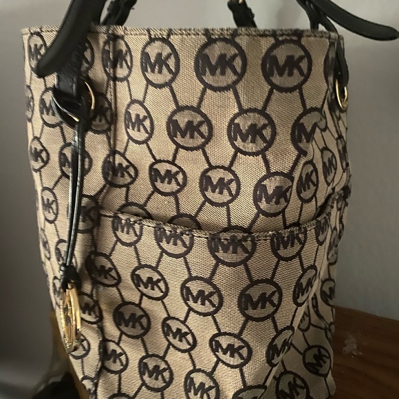 Used Authentic Michael Kors Tote - Picture 3 of 9